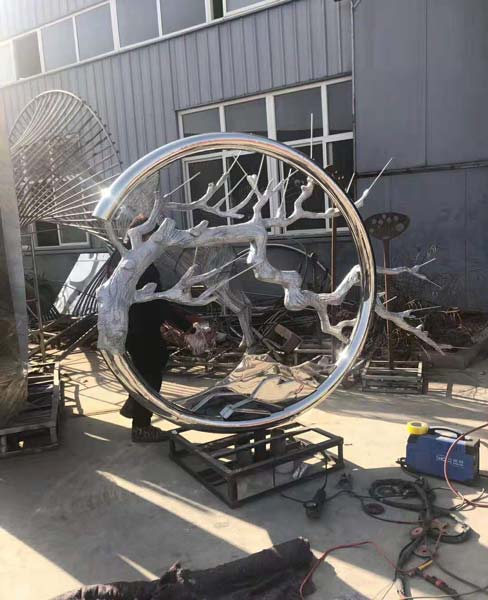阜陽(yáng)不銹鋼雕塑廠家的雕塑作品在宗教場(chǎng)所中的意義是什么？